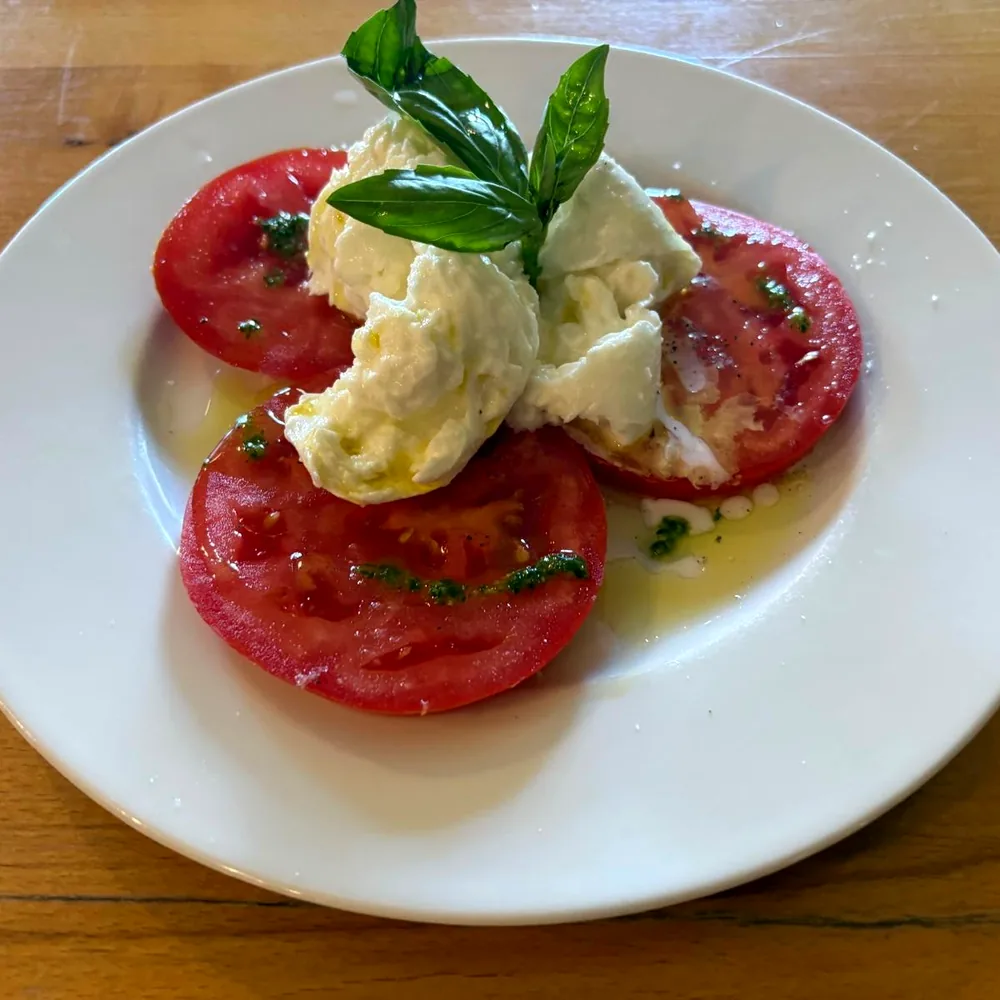 Burrata s rajčaty a bazalkou