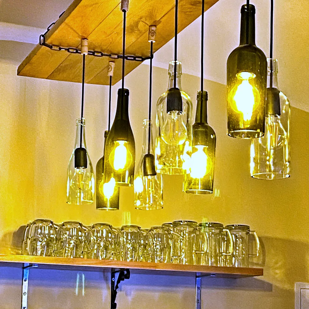 Lampy z vinných lahví nad výčepem