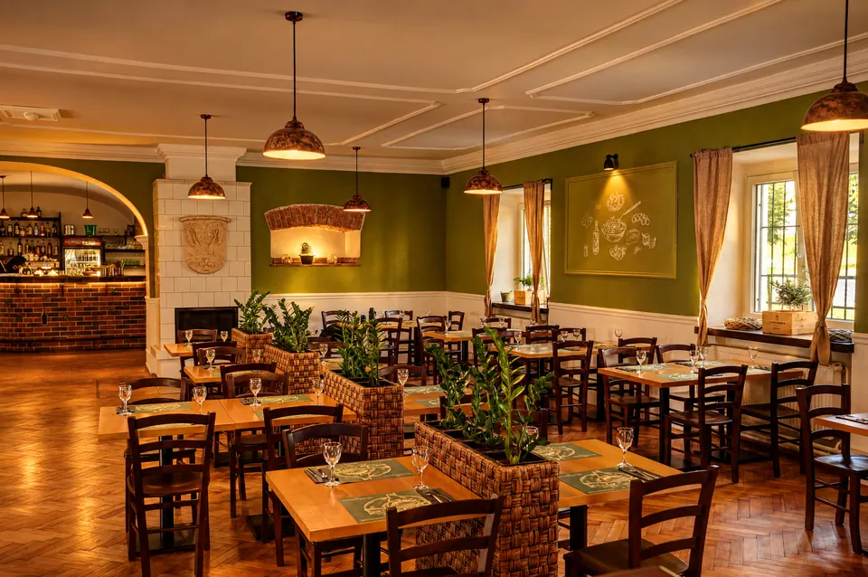 Sál Trattoria Famiglia v Březiněvsi s prostřenými stoly