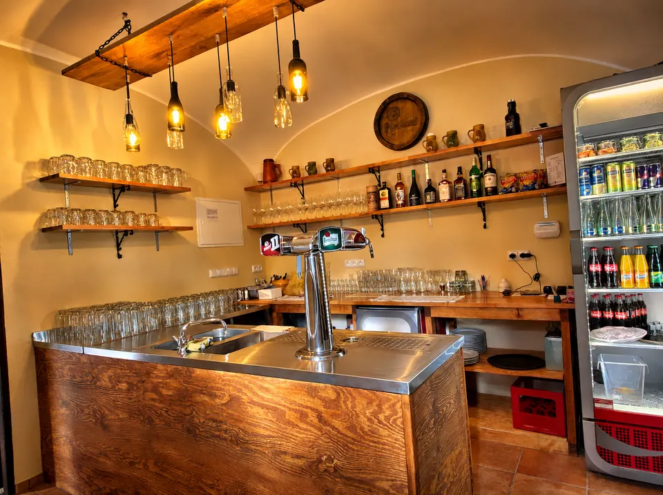 Výčep a dřevěný barový pult v Pivnici Trattoria Famiglia