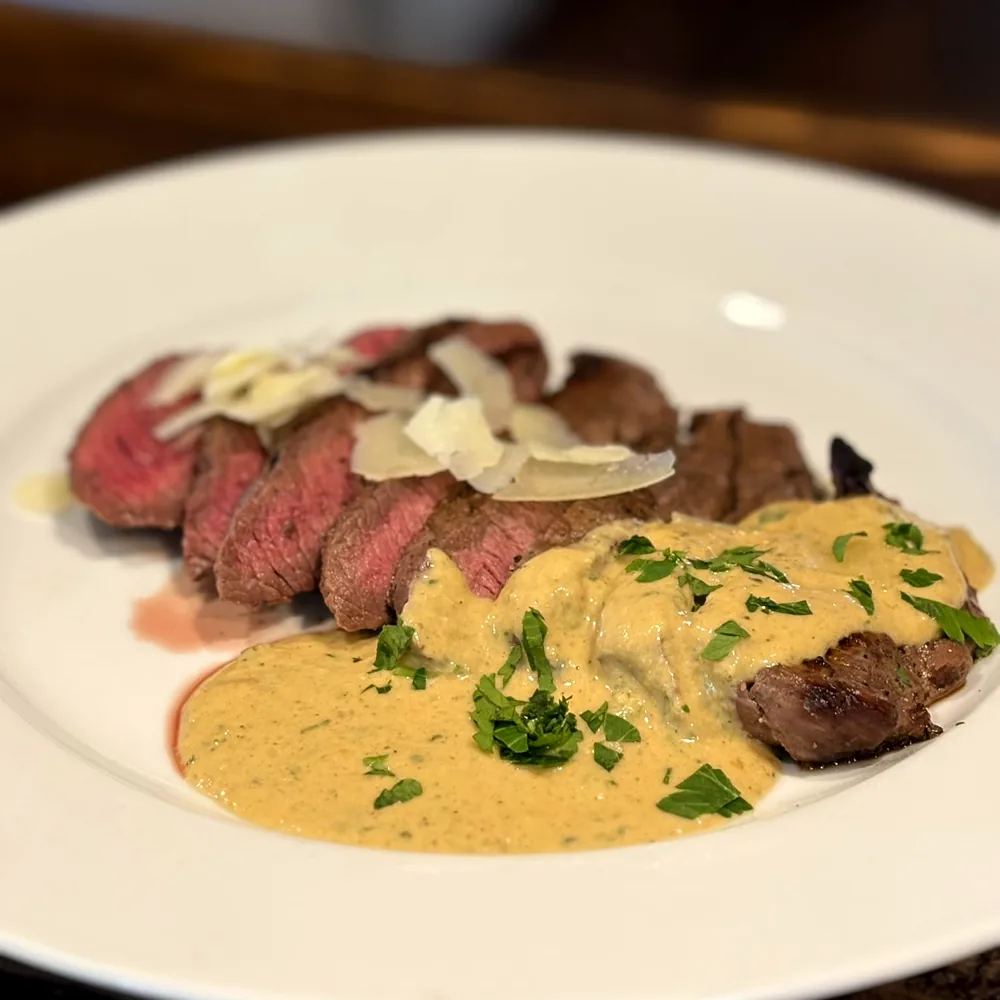 Steak se sýrovou omáčkou a parmazánem