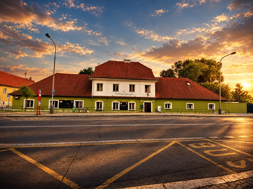 Budova restaurace Trattoria Famiglia v Březiněvsi za soumraku