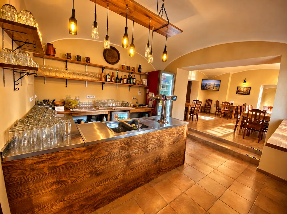 Bar a posezení v Pivnici Trattoria Famiglia